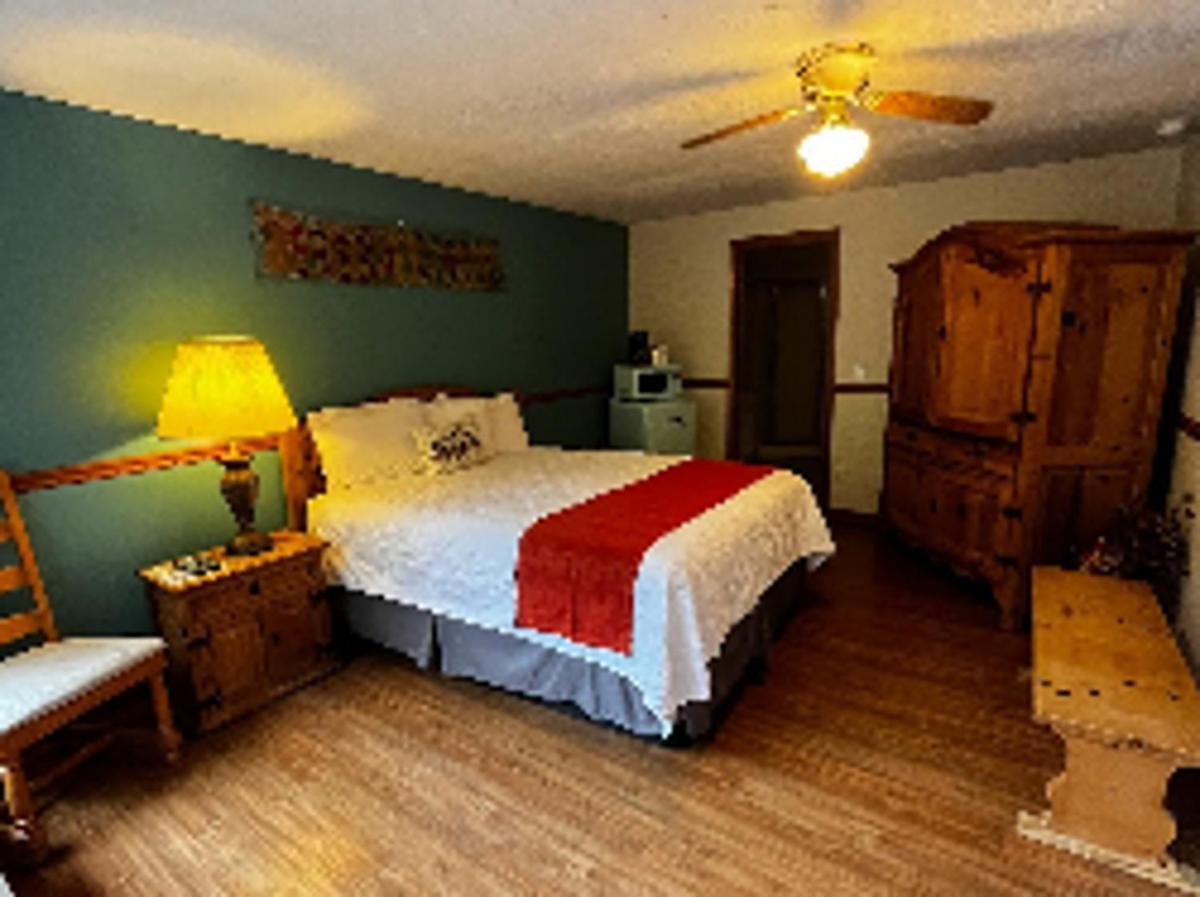 Meadowlark Motel With Restaurant & Bar Мегги-Вэлли Экстерьер фото