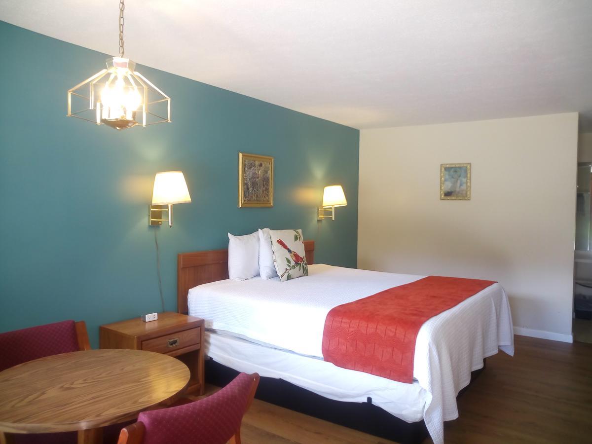 Meadowlark Motel With Restaurant & Bar Мегги-Вэлли Экстерьер фото